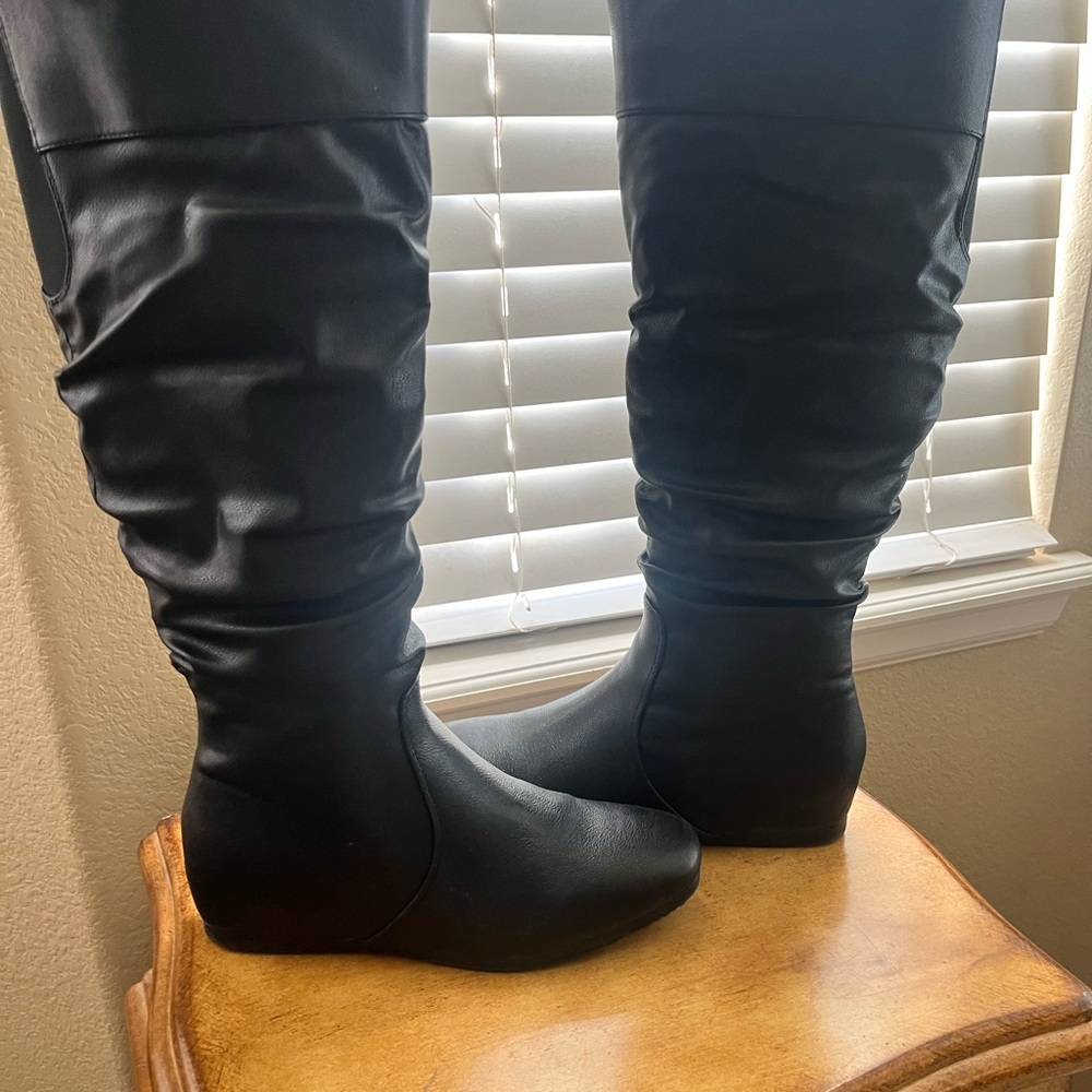 Black faux leather boots Baretraps